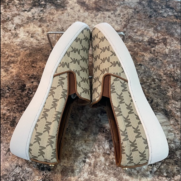 đź’•soldđź’•Michael Kors Slip On Sneakers - Picture 4 of 13